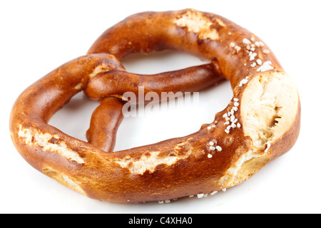 Nahaufnahme einer gebackenen Brezel Brot mit Salz drauf, isoliert auf weißem Hintergrund Stockfoto