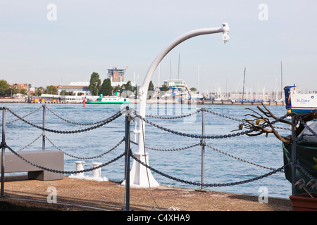 Detailansicht der Davits auf altes Zollhaus Watch Pier, Old Portsmouth, Hampshire, UK Stockfoto