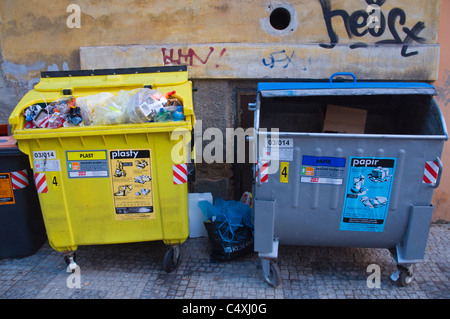 Recycling-Behälter Zizkov Bezirk Prag Tschechische Republik Europa Stockfoto