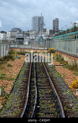 Leere Gleise für die Volks-Bahn entlang Brighton Seafront East Sussex UK Stockfoto