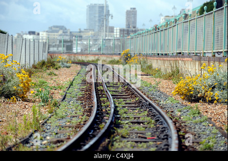 Leere Gleise für die Volks-Bahn entlang Brighton Seafront East Sussex UK Stockfoto