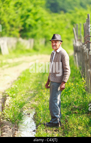 Alte Bauern im Freien, voller Länge portrait Stockfoto