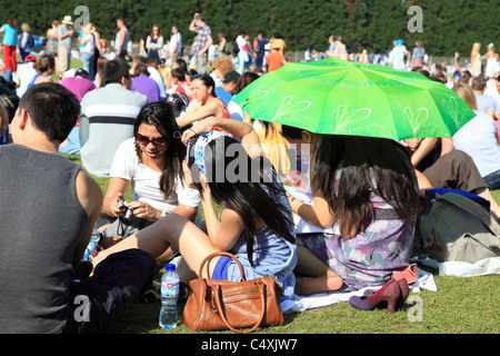 Menschen, die Warteschlangen für die Einreise nach Tennisturnier von Wimbledon, Surrey, England Stockfoto