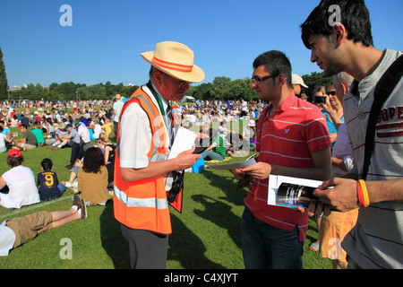 Steward und Menschen, die Warteschlangen für die Einreise nach Tennisturnier von Wimbledon, Surrey, England Stockfoto