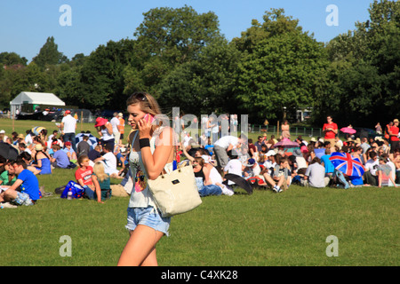 Menschen, die Warteschlangen für die Einreise nach Tennisturnier von Wimbledon, Surrey, England Stockfoto