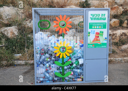 Kunststoff-Flaschen-recycling bin fotografiert in Israel Stockfoto