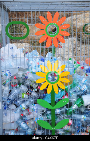 Kunststoff-Flaschen-recycling bin fotografiert in Israel Stockfoto