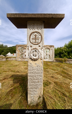 Alte Steinkreuz mittelalterliche geprägte auf einer Wiese in Rumänien Stockfoto
