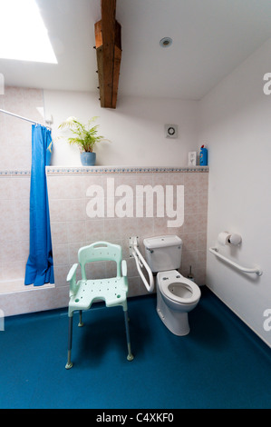 Ein Bad in einem Selbstversorger Ferienhaus für Behinderte durch einen Rollstuhlfahrer angepasst. Stockfoto
