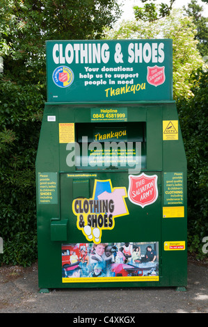 Ein Heilsarmee Nächstenliebe Annahmestelle für unerwünschte Kleidung & Schuhe. Stockfoto