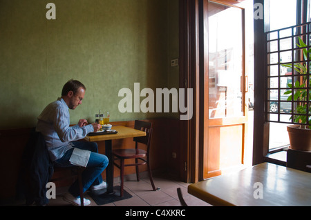 Mann isst asiatisches Restaurant Interieur Mitteleuropa Linka Wienzelle Straße Wien Österreich Stockfoto