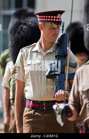 Wachen Bohren Praxis in Wellington barracks Stockfoto