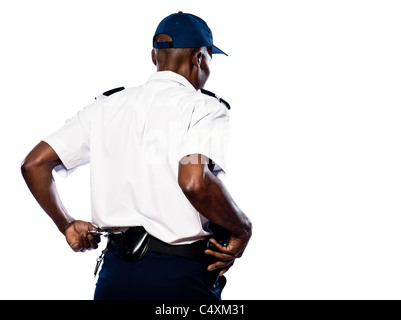 Heckansicht des Afro amerikanische Polizisten herausziehen Handschellen im Studio auf weißen Hintergrund isoliert Stockfoto