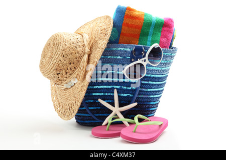 Strandtasche mit Strohhut, Handtuch, Flip Flops und Sonnenbrillen. Isoliert auf weißem Hintergrund. Stockfoto