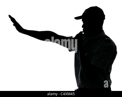 Eine Afro American Traffic Cop machen Stop Geste während bläst Pfeife im Studio auf weißen Hintergrund isoliert Stockfoto