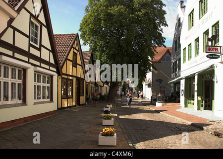 Gepflasterte Straße in der alten Stadt von Warnemünde, Deutschland Stockfoto