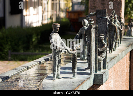 Umgang Brunnen, Brunnenskulptur mit Bronzefiguren, Warnemünde, Deutschland Stockfoto