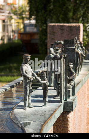 Umgang Brunnen, Brunnenskulptur mit Bronzefiguren, Warnemünde, Deutschland Stockfoto