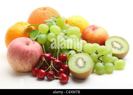 Bunte Früchte isoliert auf weißem Hintergrund. Stockfoto