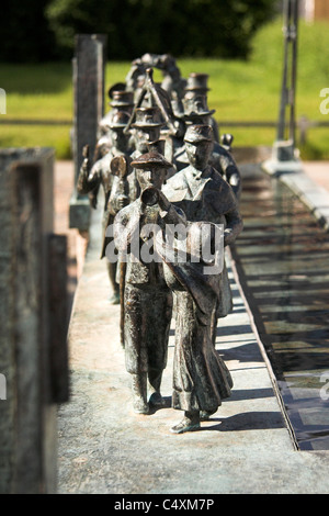 Umgang Brunnen, Brunnenskulptur mit Bronzefiguren, Warnemünde, Deutschland Stockfoto