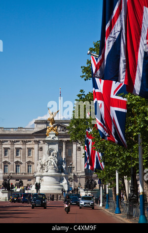 Queen Victoria Memorial vor Buckingham Palace mit Union Fahnen auf der Mall Stockfoto