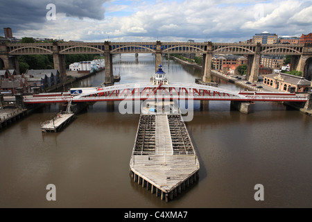 Die Schaukel und die Hohe Brücken, Newcastle upon Tyne, England, Großbritannien Stockfoto