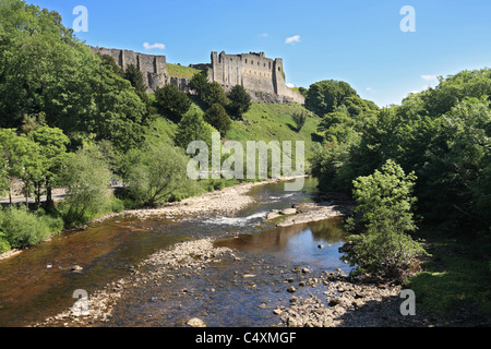 Richmond Castle vom Fluss Swale, North Yorkshire, England, Großbritannien Stockfoto