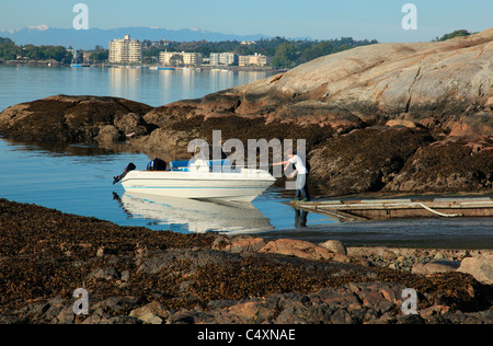 Angelboot/Fischerboot starten um an einem ruhigen Sommermorgen in Victoria BC Kanada Angeln gehen Stockfoto