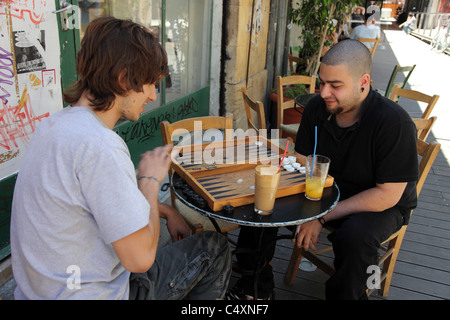 Zwei junge Männer spielen Backgammon, Straßencafé Nicosia, Zypern Stockfoto