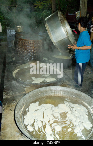 Herstellung von thai Palmzucker im Hause Fabrik, Amphawa schwimmenden Markt, Thailand. Palm-Creme im großen Wok Kühlung. Stockfoto