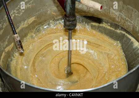 Herstellung von thai Palmzucker im Hause Fabrik, Amphawa schwimmenden Markt, Thailand. Palm Sahne mixer Stockfoto