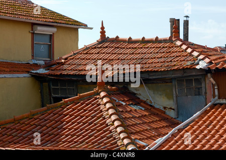 Dachpfanne Dächer und ein krummen Mansardenzimmer in Porto, portugal Stockfoto