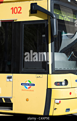 Moderne Adelaide Metro Straßenbahn an der Endstation in Glenelg Küstenvorort Südaustralien Stockfoto