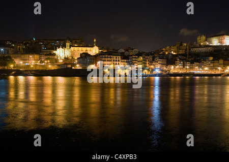 Nachtaufnahme, Porto Portugal, mit Reflexionen in den Fluss Douro. Stockfoto