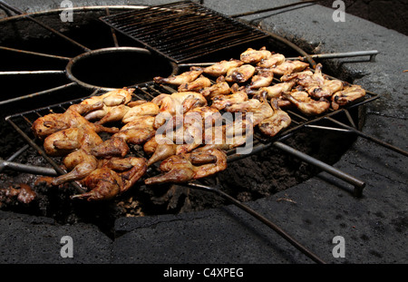 Huhn auf einem Grill im Timanfaya Nationalpark Resort auf Lanzarote Stockfoto