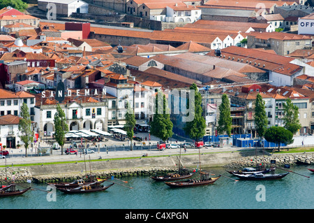 Portwein-Lagerhallen und Lastkähne in Porto, Portugal, entlang der Uferpromenade. Stockfoto