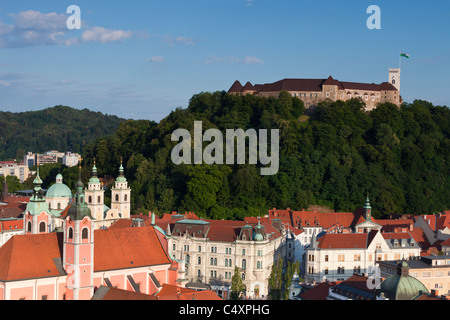 Burg von Ljubljana, Slowenien, mit der Altstadt von Ljubljana darunter. Stockfoto