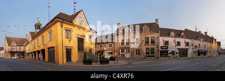 Panoramafoto von Bath Road A433 in Tetbury, Gloucestershire mit Markthalle Stockfoto