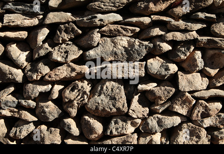 Trockenmauer aus vulkanischem Gestein hergestellt Stockfoto