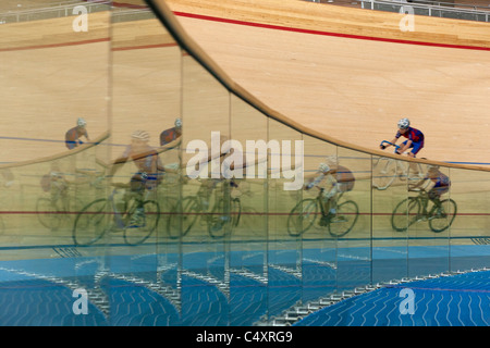 Radfahrer-Rennen um den Titel im London Olympic Velodrome, 2012 Stockfoto