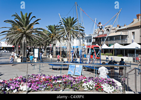 Moderne Adelaide Metro Straßenbahn an der Endstation in Glenelg Küstenvorort Südaustralien Stockfoto