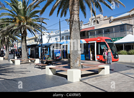 Moderne Adelaide Metro Straßenbahn an der Endstation in Glenelg Küstenvorort Südaustralien Stockfoto