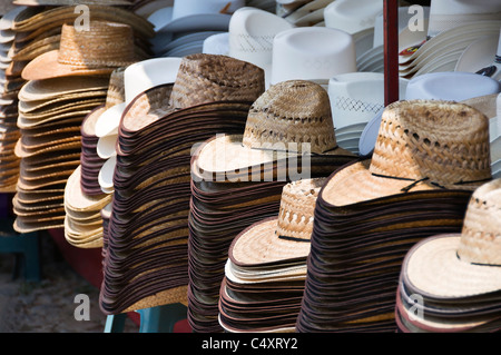 Eine Vielzahl von Hüten werden gestapelt für den Verkauf an diesem Outdoor-Marktstand in Talpa de Allende, Jalisco, Mexiko während eines Festivals. Stockfoto