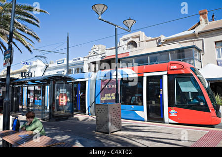 Moderne Adelaide Metro Straßenbahn an der Endstation in Glenelg Küstenvorort Südaustralien Stockfoto