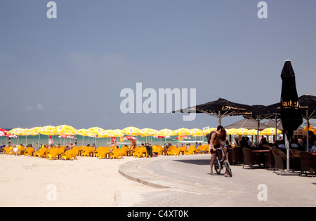 Strand in Tel Aviv Israel mit jungen Paar umarmt Stockfoto
