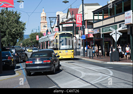 Moderne Adelaide Metro Tram nähert sich der Terminus in Glenelg Küstenvorort Südaustralien Stockfoto