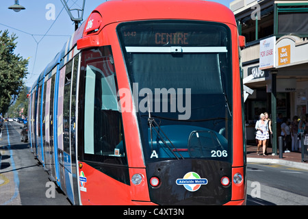 Moderne Adelaide Metro Straßenbahn an der Endstation in Glenelg Küstenvorort Südaustralien Stockfoto