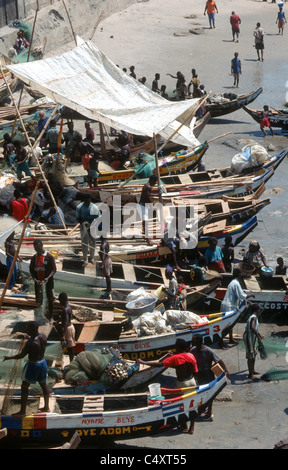 Angelboote/Fischerboote bringen ihren Fang an Cape Coast, Ghana Stockfoto