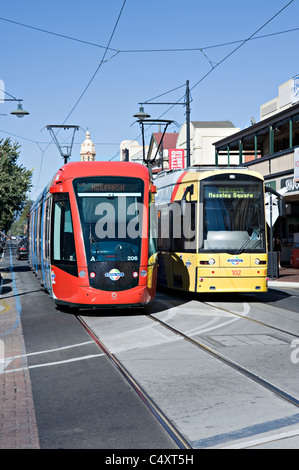 Moderne Adelaide Metro Straßenbahn an der Endstation in Glenelg Küstenvorort Südaustralien Stockfoto