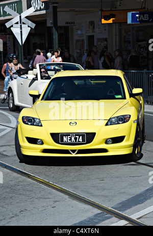 Leuchtend gelbe Mazda RX8 Sportwagen und VW-Käfer in Adelaide Vorort Glenelg South Australia SA Stockfoto